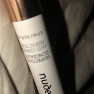 Crease concealer